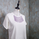 T-shirt bianca con frange viola